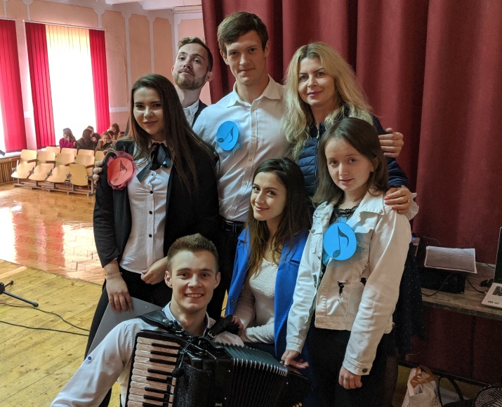 Концертна група під керівництвом викл. кафедри музикознавства Н. Овод у ТЗОШ № 20